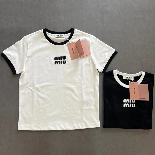 T-shirt à manches courtes brodé avec petit patch lettre logo