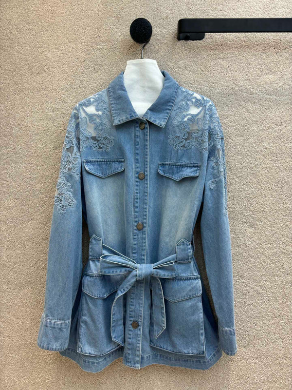 Neu eingetroffene Jeansjacke mit Spitzen-Patchwork