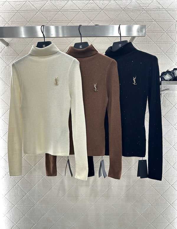 Turtleneck brooch bottoming shirt