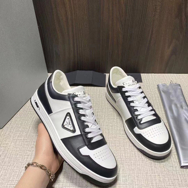 Chaussures décontractées à logo triangulaire en cuir de vache