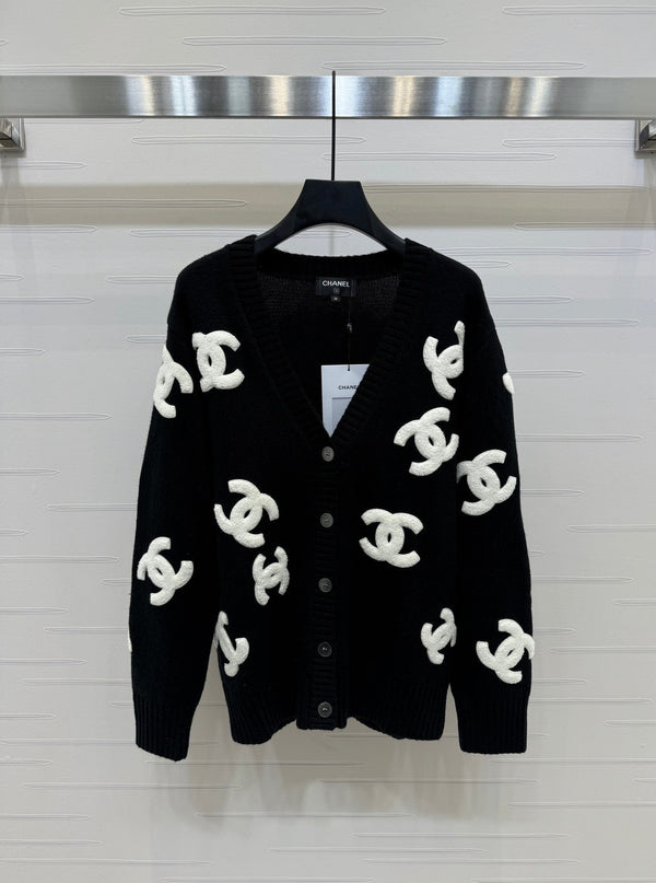 Strickjacke mit großem Logo