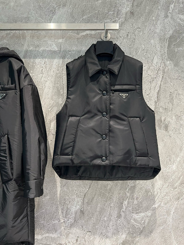 Nouveau gilet en duvet avec logo triangulaire