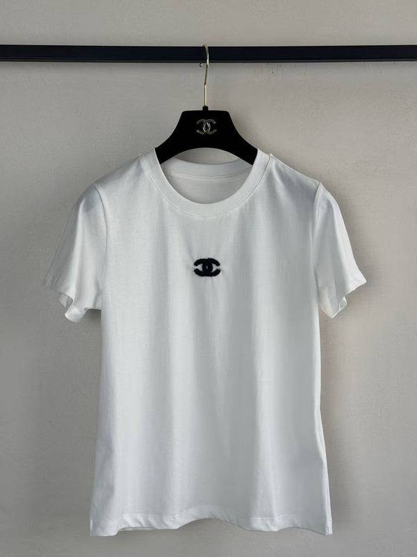 Dreidimensional besticktes T-Shirt aus Doppelsamt 