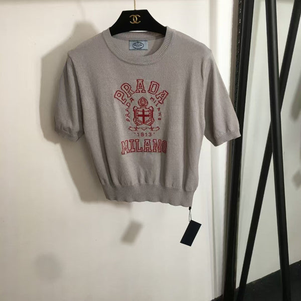 Kurzärmliges Strick-T-Shirt mit Schriftzug 