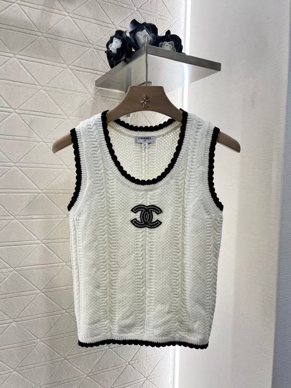 Strickweste mit kontrastierender Spitze