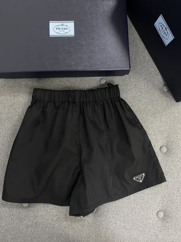 𝗣𝗿𝗮𝗱𝗮 Damen 𝗥𝗲 𝗡𝘆𝗹𝗼𝗻 Shorts aus recyceltem Nylon 🖤